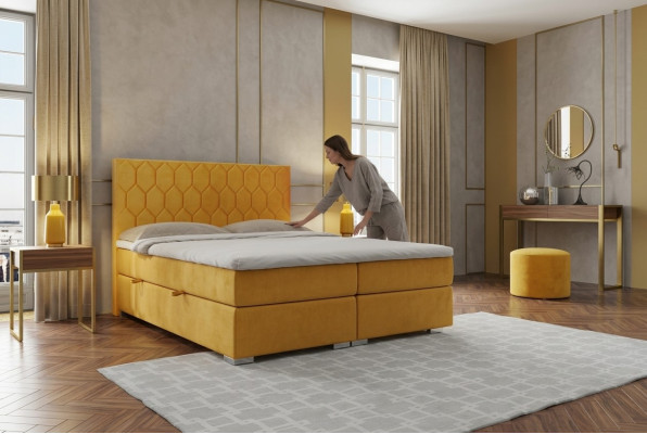 Boxspring gulta viesnīcai divguļamā forma ar luksusa matračiem, polsterētas funkcijas un dzelteno samtu.