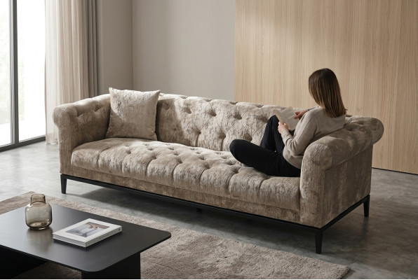 Dzēšamais īpašās kvalitātes Chesterfield dīvāns ar auduma un ādas apdari.