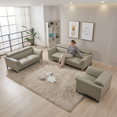 Sofas komplekts ar ādas dīvānu un trīs sēdvietu dīvānu ar kristālaptaisu.