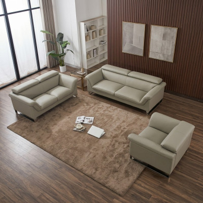 Sofas komplekts ar ādas dīvānu un trīs sēdvietu dīvānu ar kristālaptaisu.
