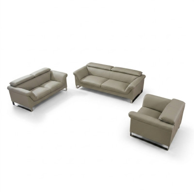 Sofas komplekts ar ādas dīvānu un trīs sēdvietu dīvānu ar kristālaptaisu.