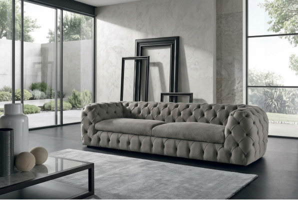 Klasiskais trīsvietīgais dīvāns ar auduma klēpu 3-vietīgs auduma dīvāns Chesterfield.