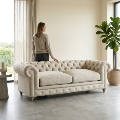 Baltais Chesterfield luksusa trīsējvietīgais modernais 3-sēdvietīgais dīvāns.
