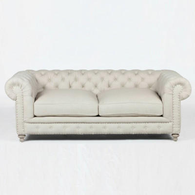 Baltais Chesterfield luksusa trīsējvietīgais modernais 3-sēdvietīgais dīvāns.
