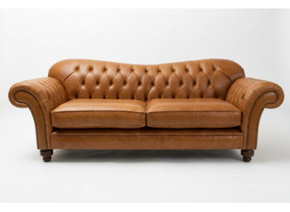 Brūns Chesterfield trīsstāvu luksusa dzīvojamo istabu dīvāns.