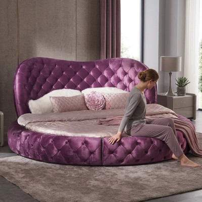 Apgultis ar apaļu Chesterfield dizainu guļamistabai tekstila ādas gultas polsterējumu purpursarkanajā krāsā. Luxe.