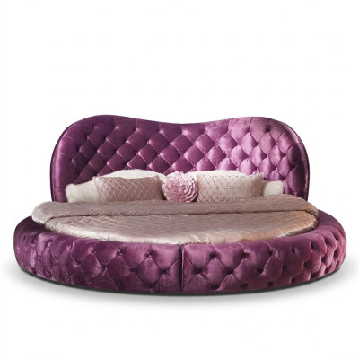 Apgultis ar apaļu Chesterfield dizainu guļamistabai tekstila ādas gultas polsterējumu purpursarkanajā krāsā. Luxe.