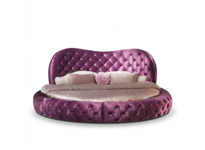 Apgultis ar apaļu Chesterfield dizainu guļamistabai tekstila ādas gultas polsterējumu purpursarkanajā krāsā. Luxe.