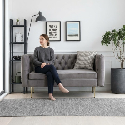 Angļu stila mēbeles Chesterfield divguļamais dīvāns rozā, tirkīza, dzeltenā un zilā krāsā.