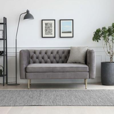 Angļu stila mēbeles Chesterfield divguļamais dīvāns rozā, tirkīza, dzeltenā un zilā krāsā.