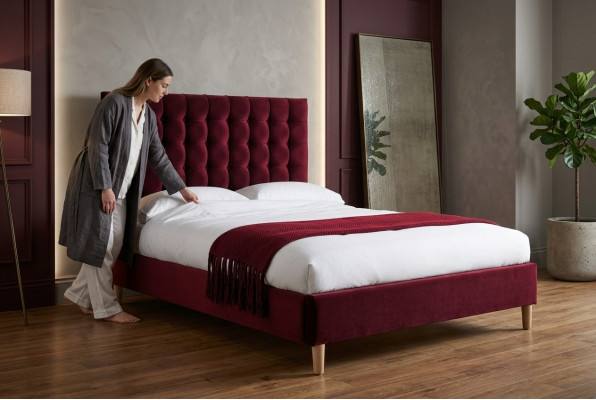 Sarkanā luksusa audekla divvietīgā gulta Chesterfield dizains 180x200 cm jaunā gultā