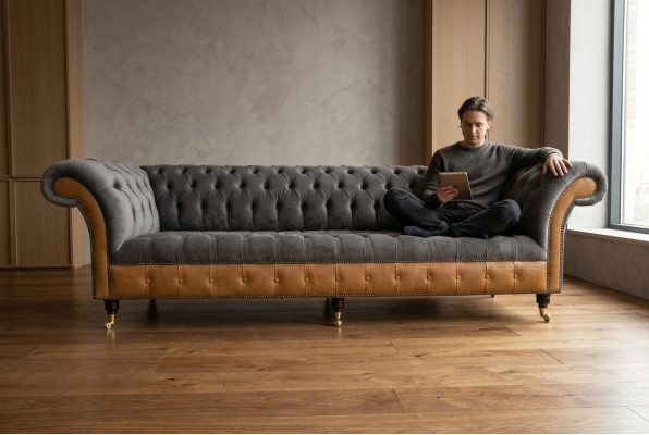 Pelēcīgi brūnais Chesterfield dīvāns, dizainera 4-vietīgais luksusa dīvāns.