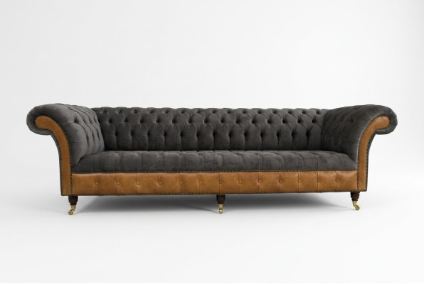 Pelēcīgi brūnais Chesterfield dīvāns, dizainera 4-vietīgais luksusa dīvāns.