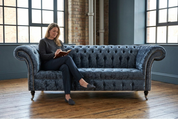 Dzīvojamā istaba Chesterfield Stila Dīvāns ar Tekstila Apgriezieniem, Tumši Pelēka Krēslači un Trīs Vietas Sofa