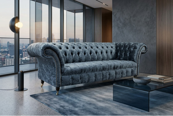 Dzīvojamā istaba Chesterfield Stila Dīvāns ar Tekstila Apgriezieniem, Tumši Pelēka Krēslači un Trīs Vietas Sofa