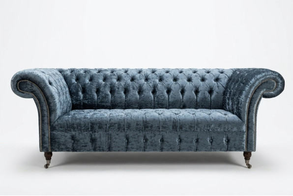 Dzīvojamā istaba Chesterfield Stila Dīvāns ar Tekstila Apgriezieniem, Tumši Pelēka Krēslači un Trīs Vietas Sofa