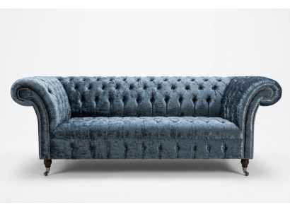 Dzīvojamā istaba Chesterfield Stila Dīvāns ar Tekstila Apgriezieniem, Tumši Pelēka Krēslači un Trīs Vietas Sofa