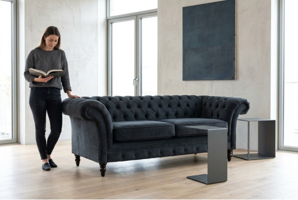 Stilīgā melnā Chesterfield dīvāns dizaina 3-vietīgs luksusa dīvāns