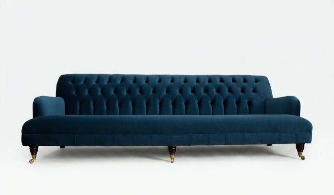 Liels zils Chesterfield četrstāvu xxl luksusa dīvāns ar polsterējumu un mēbelēm.
