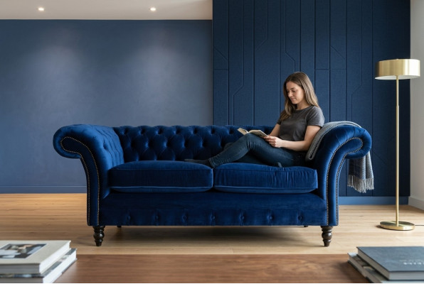 Chesterfield divvietīgs dīvāns ar dizaina mēbelēm saliktais divvietīgais dīvāns vai diivāna garniture.