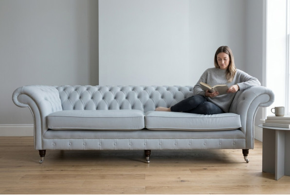 Pelēks Chesterfield 4 vietu mīkstais dīvāns Moderns stils audekls Samta tekstila audums dīvāns