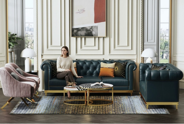 Tumši zilā Chesterfield 3+2 dīvāngarnitūra dzīvojamo telpu sofai, mēbelēm un mīklām.