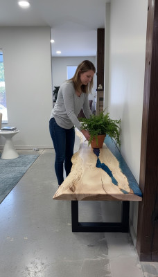 Epoksīda sveķi ēdamgalds reāla koka masīvmēbelēm ūdenskrituma epoksīda galds 250x60cm.