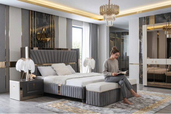 Luksusa gulta 180x200 cm ar koka galvadēliem un 2 naktsplauktiem Itālijas mēbeļu veikalā.