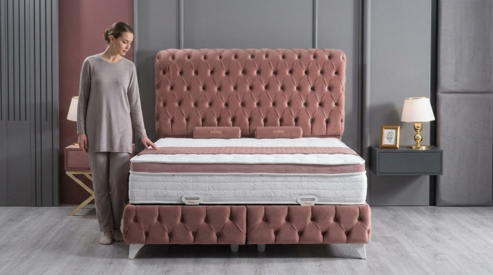 Boxspringa gulta Rosa Chesterfield stilā Izcils dizains Luksuss 2x nakts galdiņi komplektā 3 gabalos.