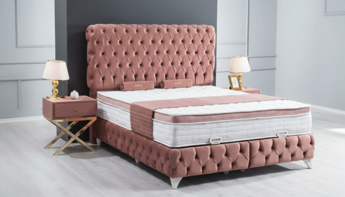 Boxspringa gulta Rosa Chesterfield stilā Izcils dizains Luksuss 2x nakts galdiņi komplektā 3 gabalos.