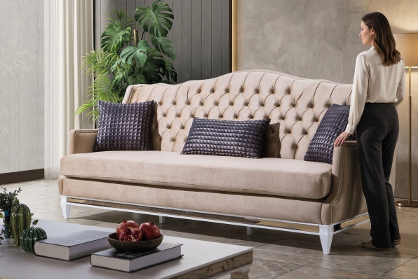 Beiger Chesterfield trīsvietīgā Luxus tekstila sofa, dizainera auduma čīkstuče.