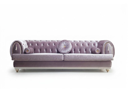 Lila Chesterfield 3-vietīgais dizaineru polsterēts dīvāns ar koka rāmi.
