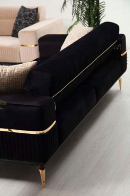 Sofas izgatavots no 3+1 sēdvietīgām dīvāna garnitūrām ar dizainera mēbelēm un polsterēm.