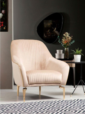 Sofas izgatavots no 3+1 sēdvietīgām dīvāna garnitūrām ar dizainera mēbelēm un polsterēm.