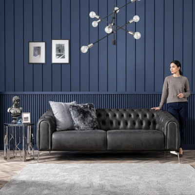 Melns četrstūra taisnstūra stila dīvāns Chesterfield stilā dzīvojamajai istabai.