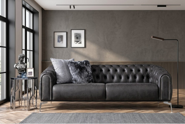 Melns četrstūra taisnstūra stila dīvāns Chesterfield stilā dzīvojamajai istabai.