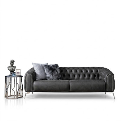 Melns četrstūra taisnstūra stila dīvāns Chesterfield stilā dzīvojamajai istabai.