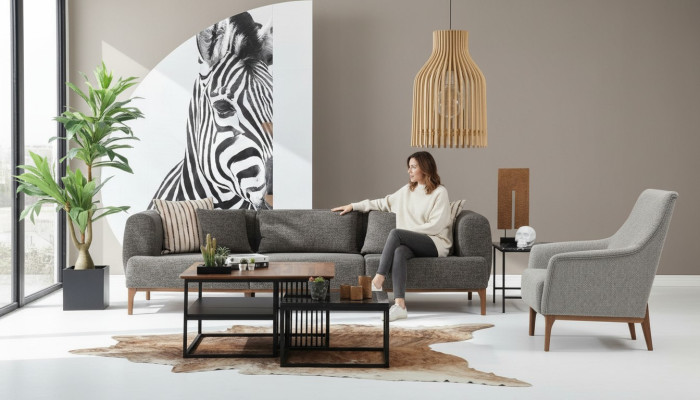 Sofas komplekts ar trim sēdvietām, moderns krēsls, pelēka auduma mīkstais krēsls dzīvojamā istabā.