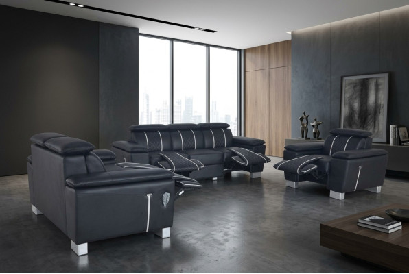 Sofas komplekts no ādas materiāla ar dīvānu un diviem krēsliem ar USB pieslēgvielām