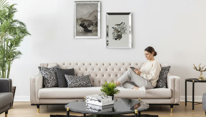 Klasiskais Chesterfield divguļama mēbeļu dīvāns ar 3 sēdvietām, krāsa beige.