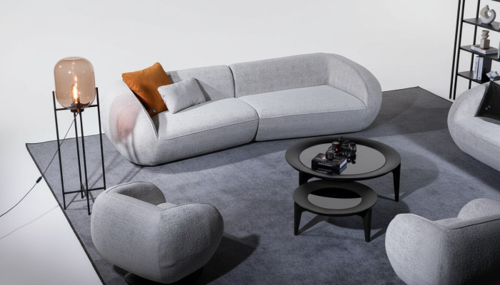 Pelēka luksusa četrmetros sofa luksusa krēsli tērpušās mēbeles