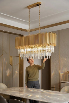 Luksusa zelta griestu lampa kristālām.