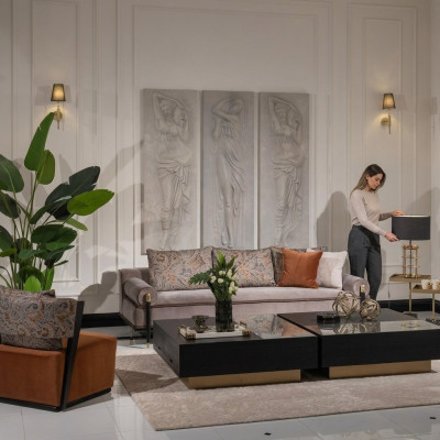 Sofas komplekts ar trīsajām dīvānu vienībām, krēslu un diviem galdiņiem, 6 daļas, pelēka dzīvojamā istaba.