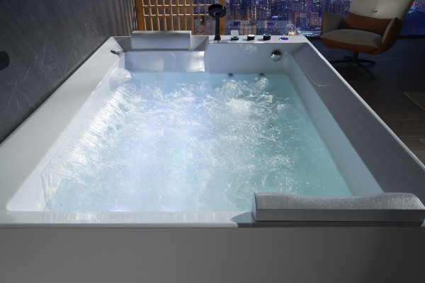 Virpuļu vanna numurs ar masāžas strūklām.