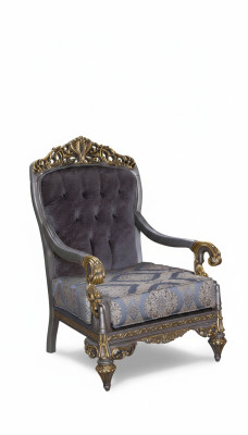 Elegants klasiskais krēsls ar dekoratīvām rakstainīm, kas veidots Chesterfield dizainā.