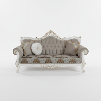 Klasiska sofa ar Chesterfield dizainu dzīvojamā telpā Pelēks dzīvojamā telpa