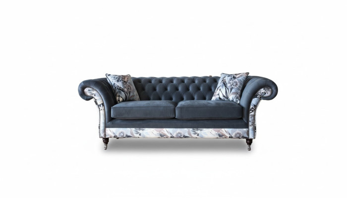 Pamanāma Chesterfield dizaina trīsvietīga sofa ar delikātu pelēku ziedu dekoru