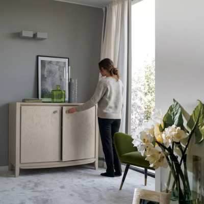 Sideboard Kommode Skapis Klasiskās luksusa kommode Dzīvojamā istaba Bāziģas krāsā