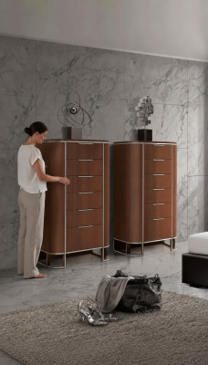 Komplekts moderno dizainu guļamistabai, 2 modernas komodes un stilīgs sāninstrumentu skapis.