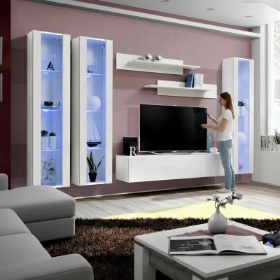 Koka TV vienība ar piekārto vitrīnu modernā dizainā